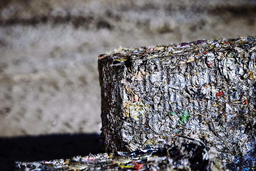 WEißblech- und Stahlschrott wird zu Paketen gepresst und dann im Stahlwerk eingeschmolzen und damit recycelt. WEißblech- und Stahlschrott wird zu Paketen gepresst und dann im Stahlwerk eingeschmolzen und damit recycelt.