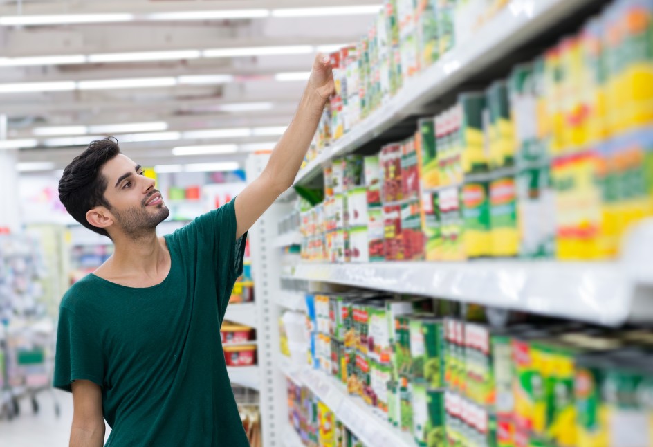 Die Dose im Supermarkt wird gekauft