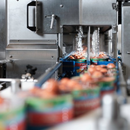 Würstchen in der Dose: Wie bei Metten die „Dicke Sauerländer“ Bockwurst in die Dose kommt