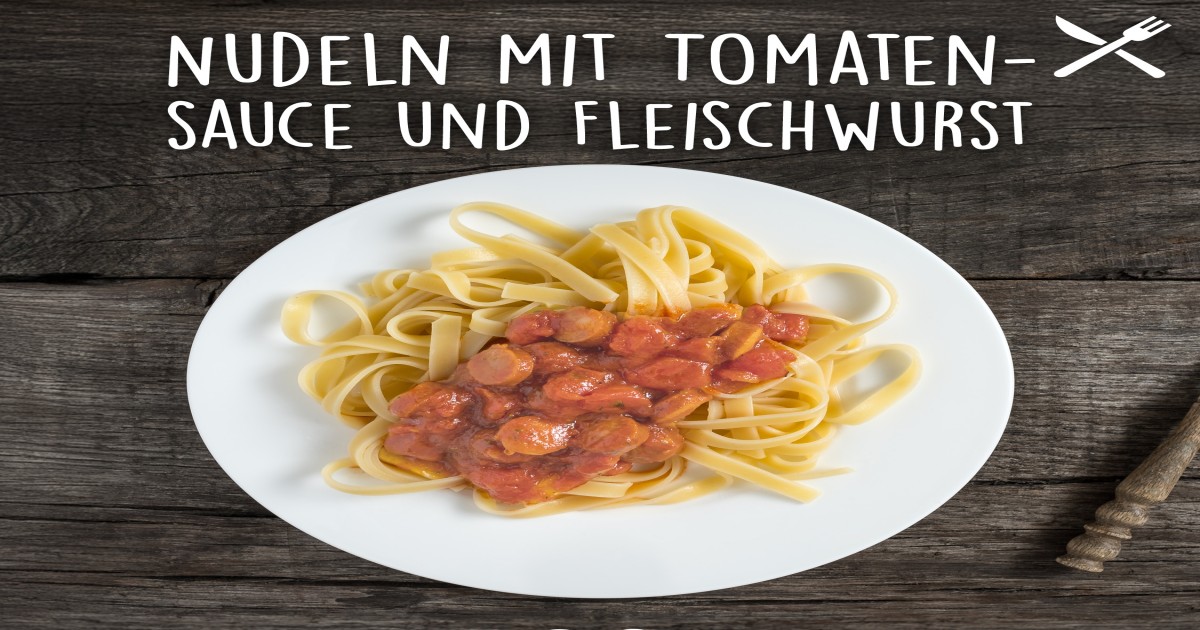 Nudeln mit Tomatensauce und Fleischwurst