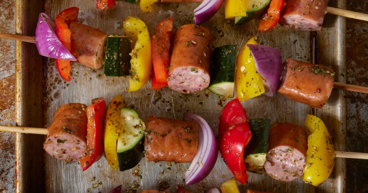Bunte Wurstspieße mit Würstchen aus der Dose