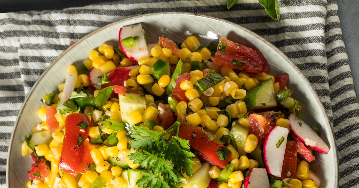 Frischer Salat mit Mais aus der Dose